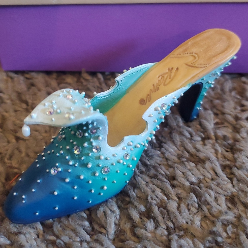 Vintage Just the Right Shoe - The Wave #25060 (1999)